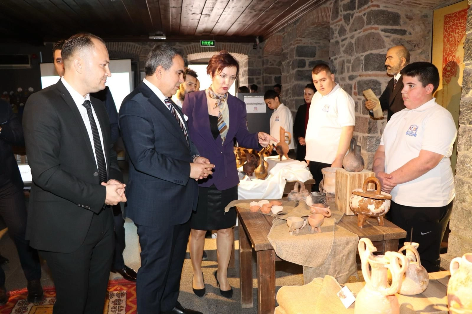 ‘Üç Tarafı Denizlerle Çevrili Anadolu’ sergisi, sanatta engel tanımadı haberinin görseli