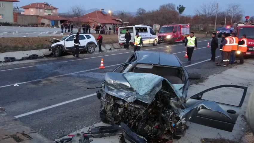 Uşak’ta iki otomobil çarpıştı: 1 ölü, 2 yaralı haberinin görseli