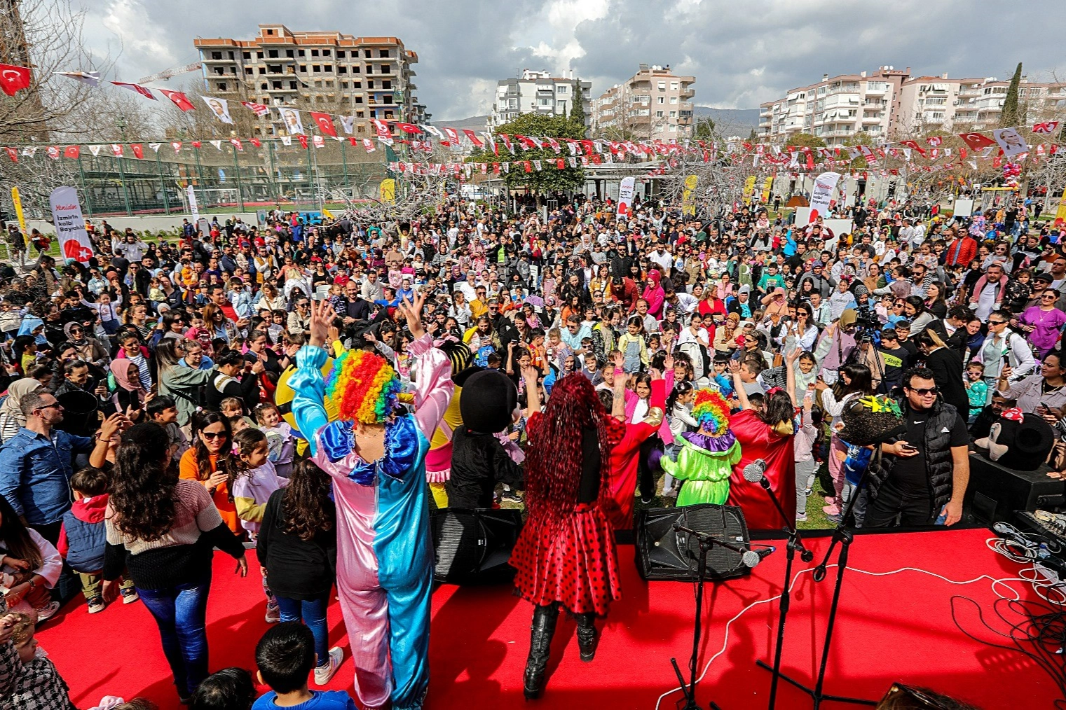 Bayraklı'da Çocuk Şenliği coşkusuna yoğun ilgi