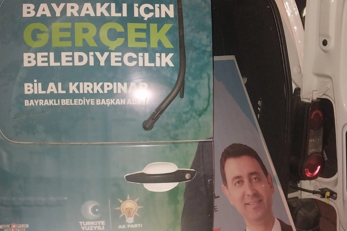 Bayraklı'da AK Partililer CHP'li adayın afişlerini topladı