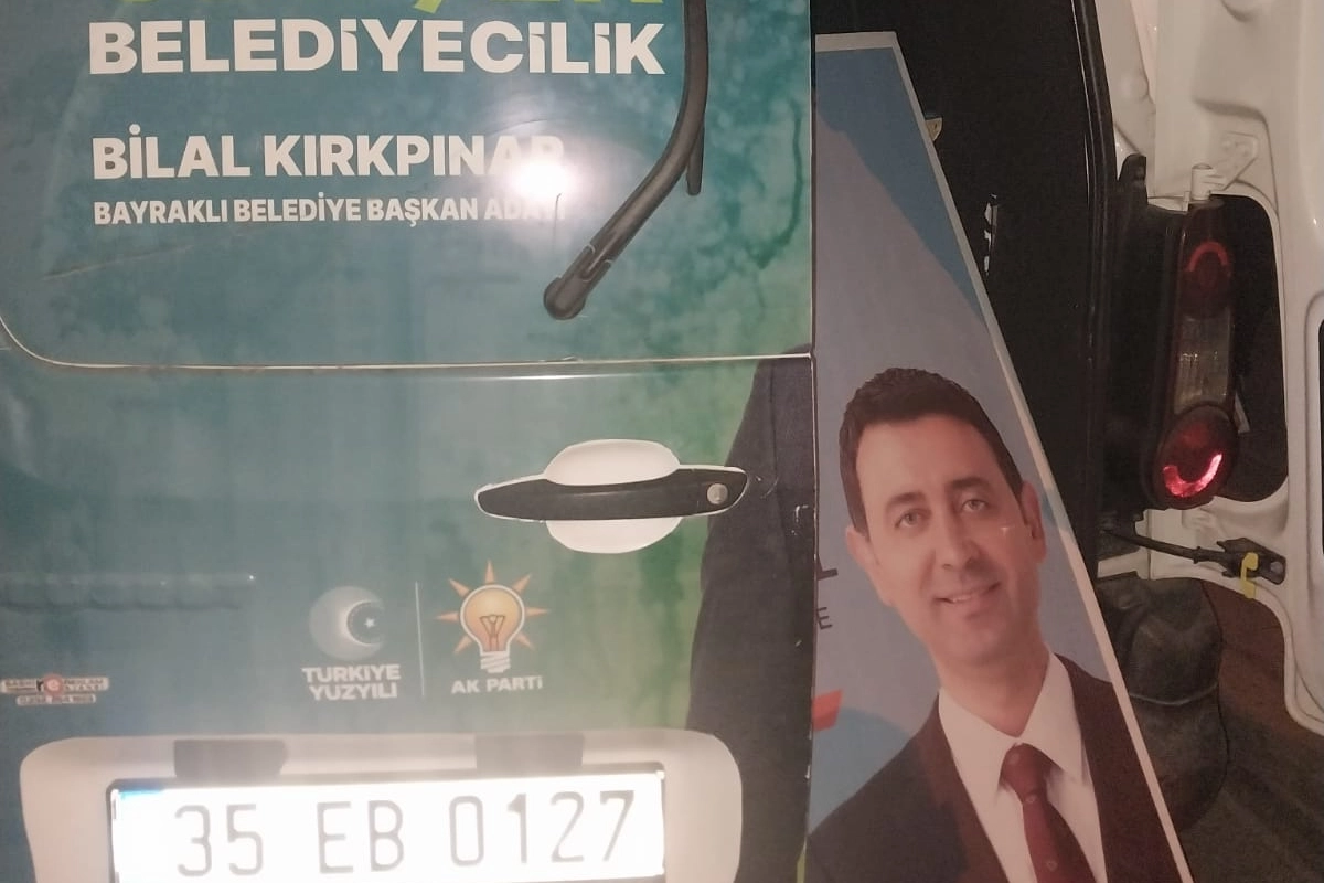 Bayraklı'da AK Partililer CHP'li adayın afişlerini topladı