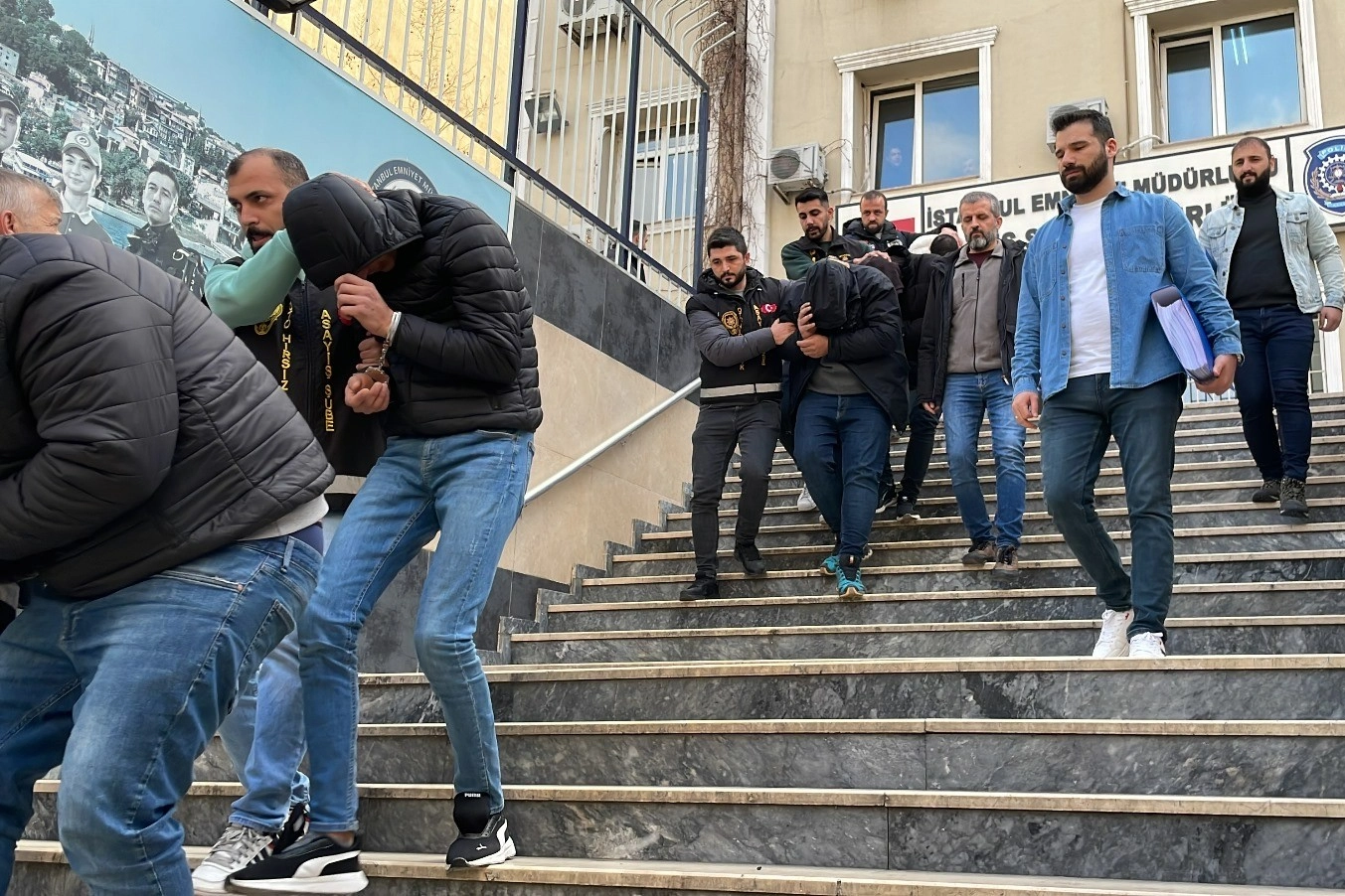 İstanbul merkezli 10 ilde Şaşe-1 operasyonu: 200 milyon lira vurgun yapan çete çökertildi haberinin görseli
