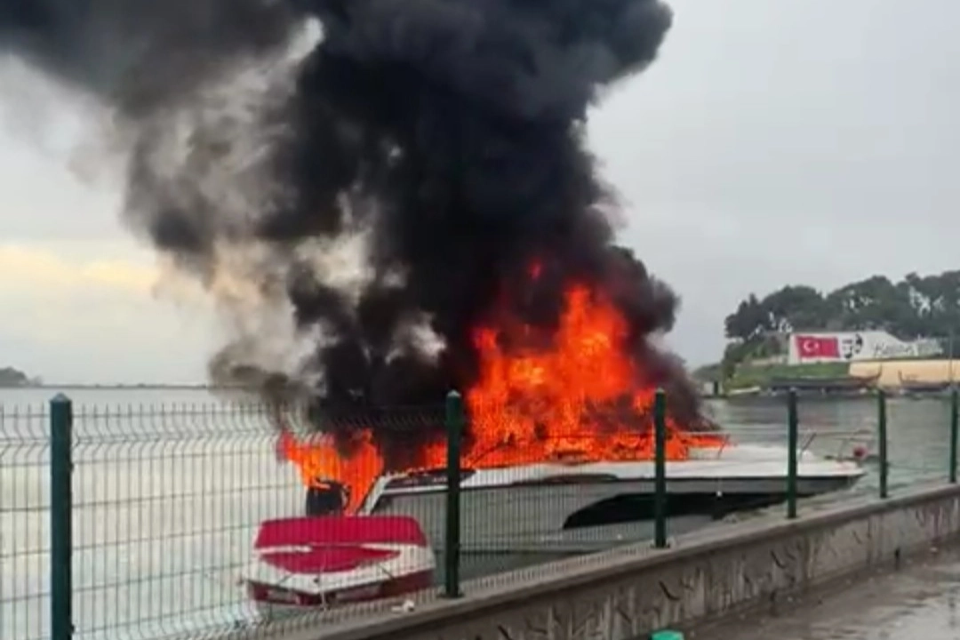 İzmir'de patlama: Tekne alev topuna döndü