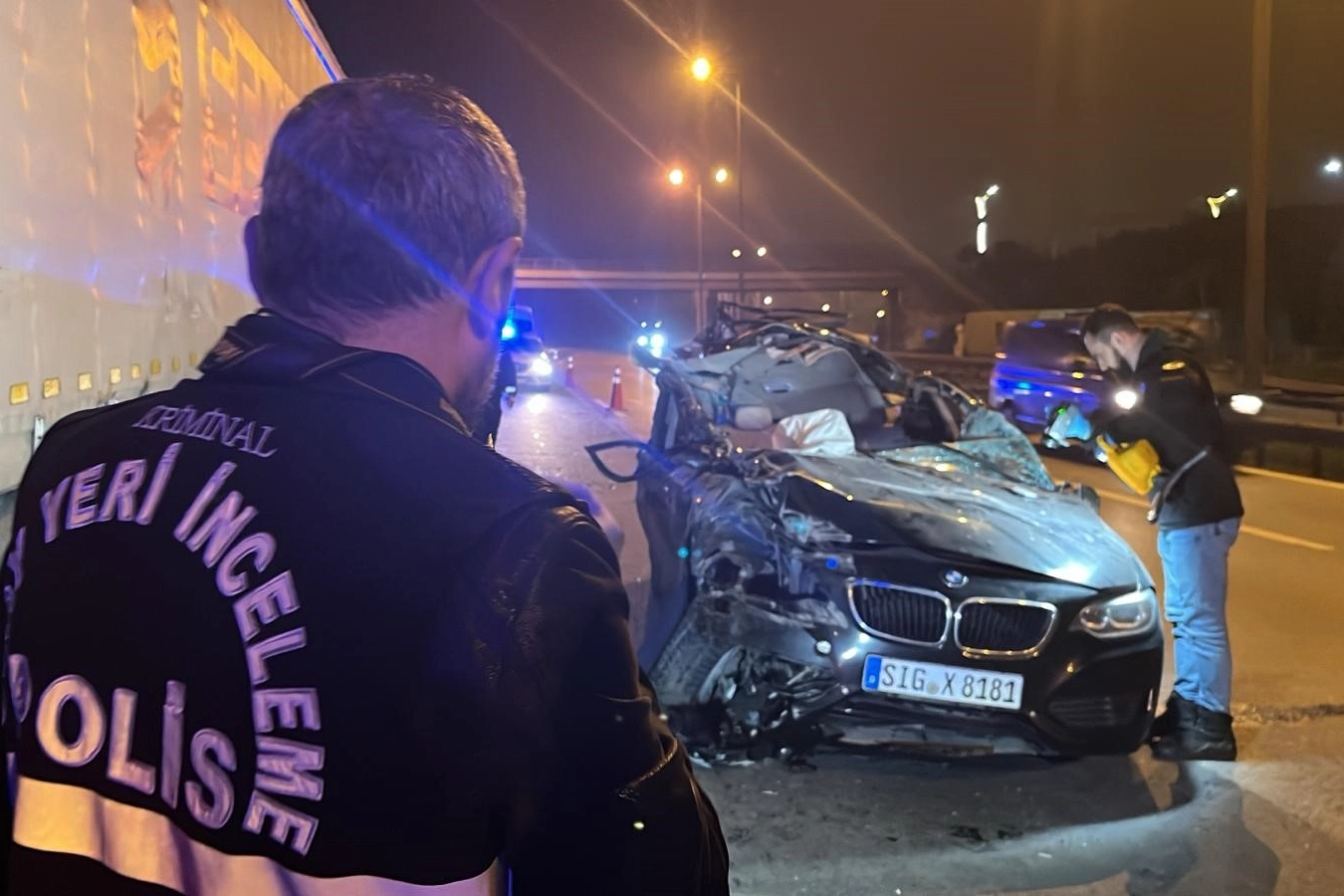 Kocaeli'de feci kaza: Tıra çarpan otomobilin tavanı koptu haberinin görseli