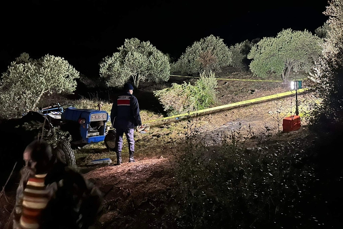 Manisa’da feci kaza: Devrilen traktörün altında kaldı