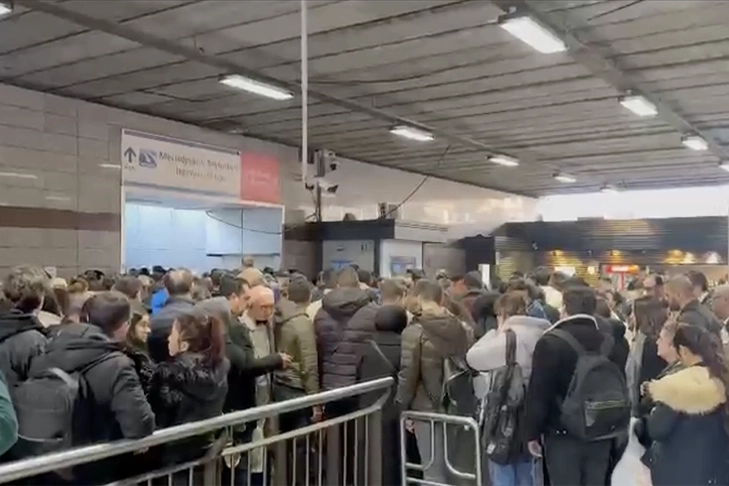 Mecidiyeköy metrobüs durağında yürüyen merdiven arızası: Yaralılar var