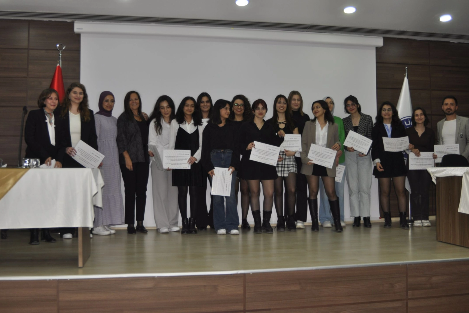 Pozitif Ergen Gelişimi Programı'nda sertifalar sahiplerine verildi haberinin görseli