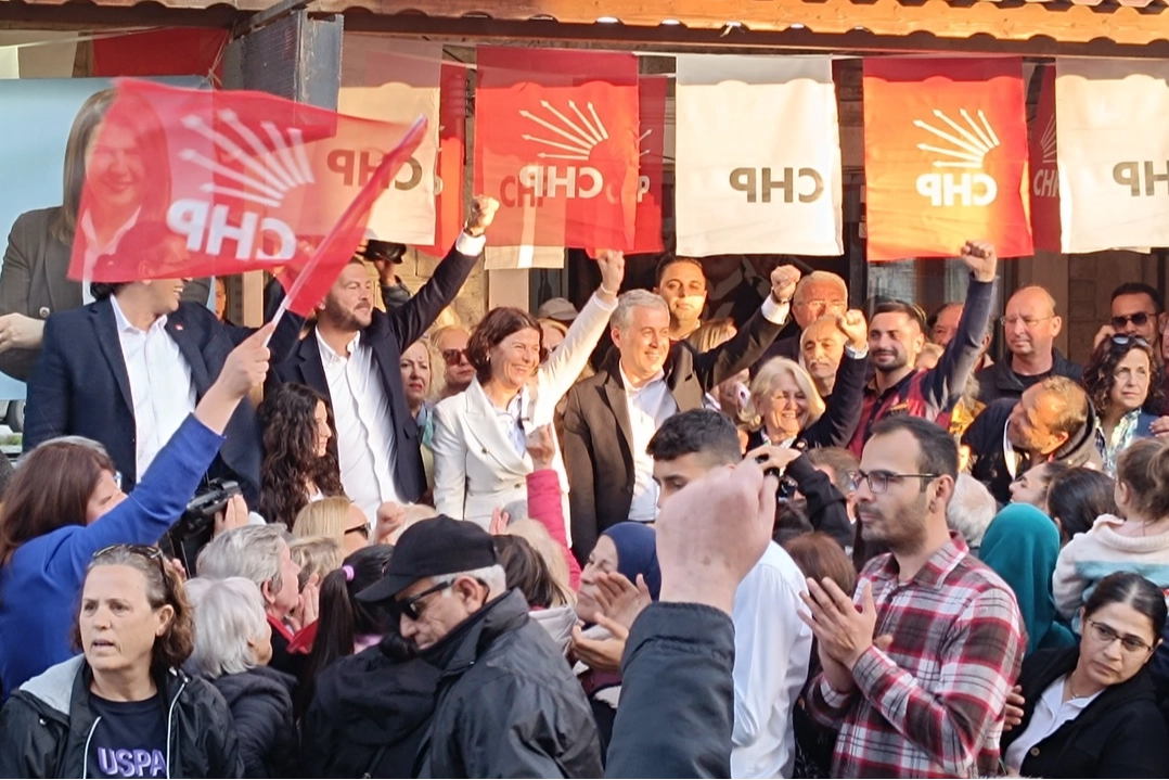 CHP Yenifoça'da miting havasında açılış haberinin görseli