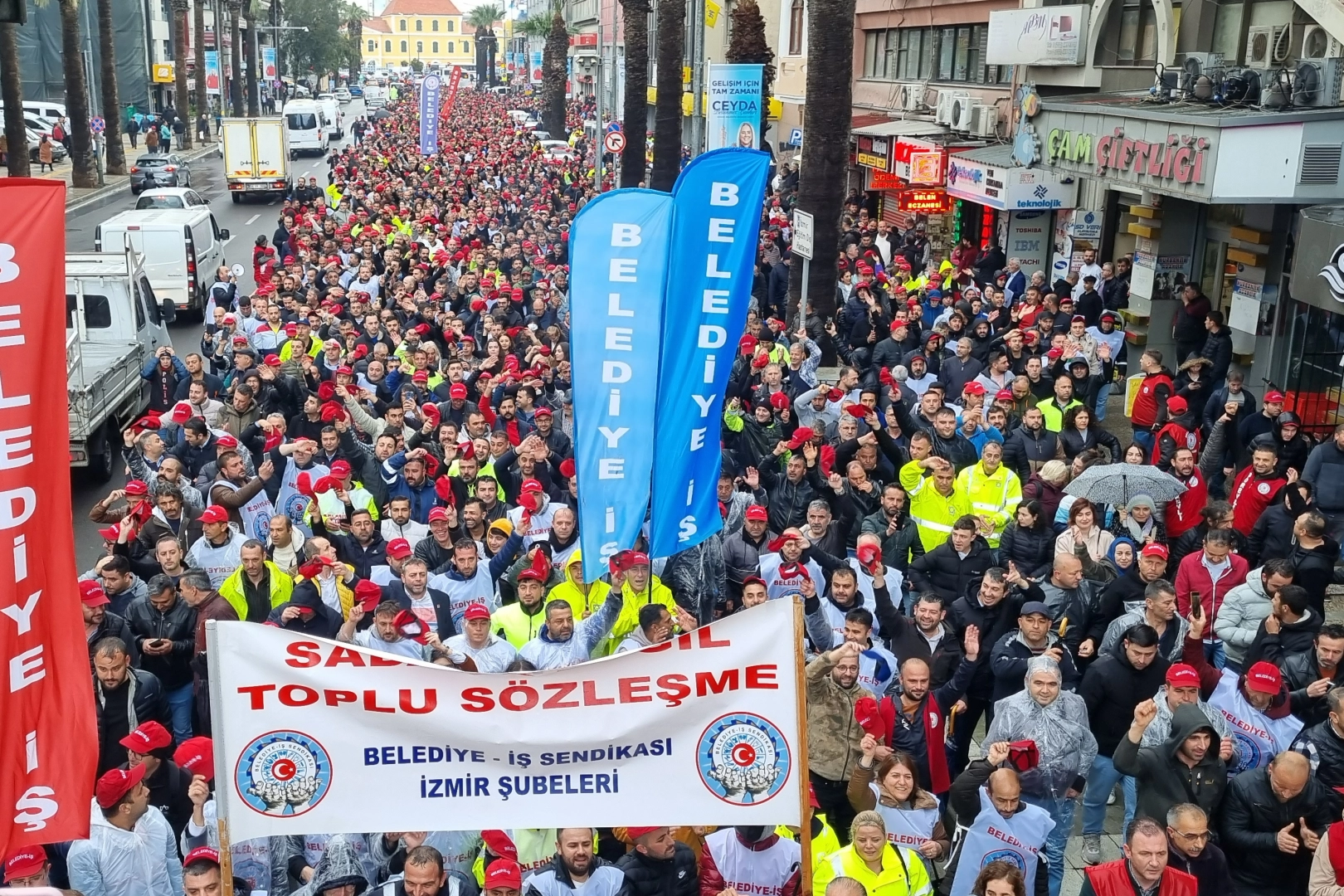 İzmir Büyükşehir işçilerinden protesto