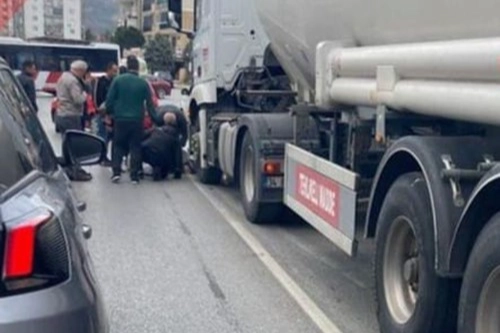 İzmir'de feci kaza: Tırın altında kalarak can verdi haberinin görseli