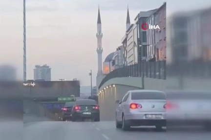 İstanbul trafiğinde tehlikeli kovalamaca: Takip edip defalarca aracına çarptı