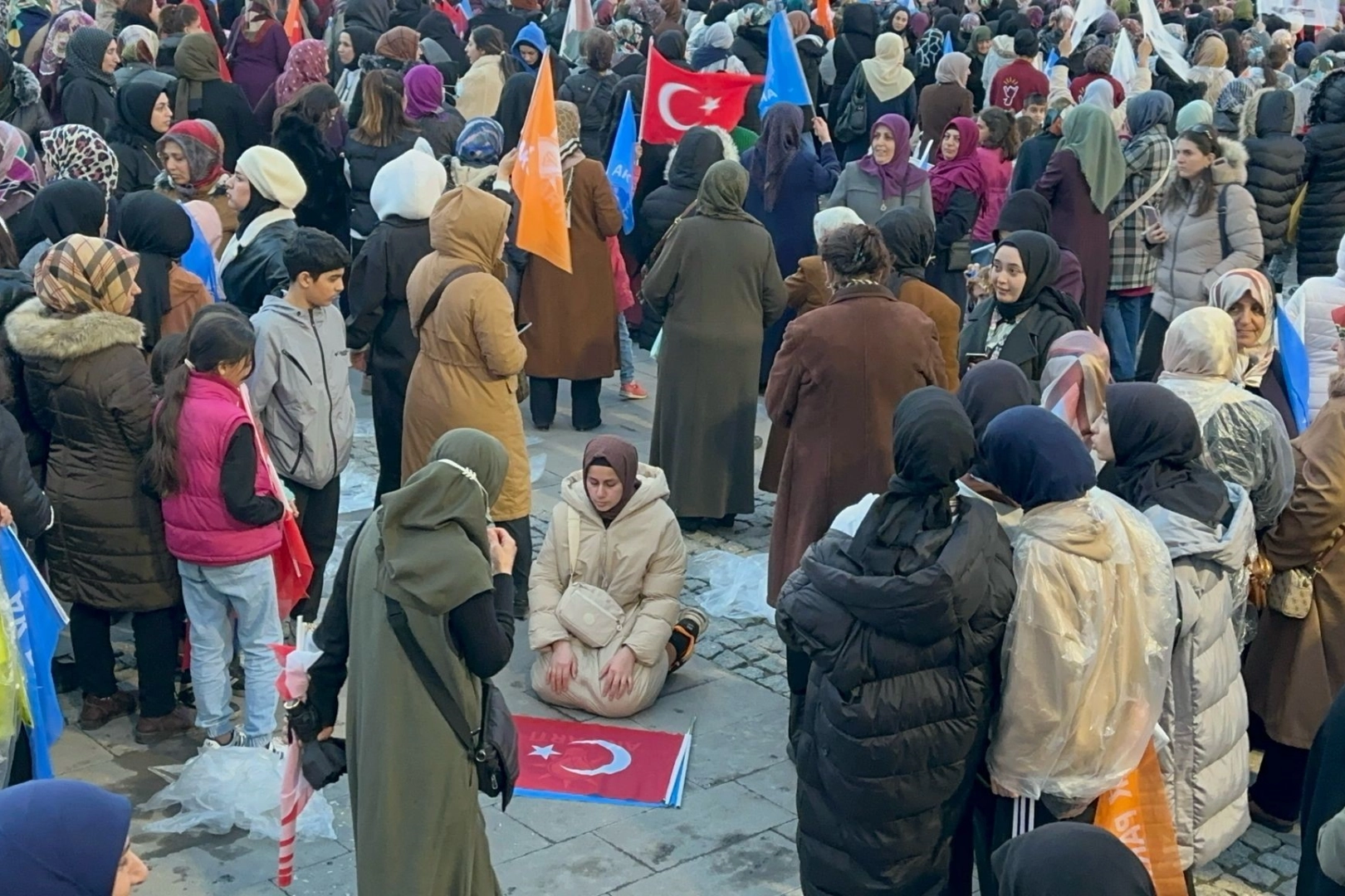 Miting alanında namaz kıldı