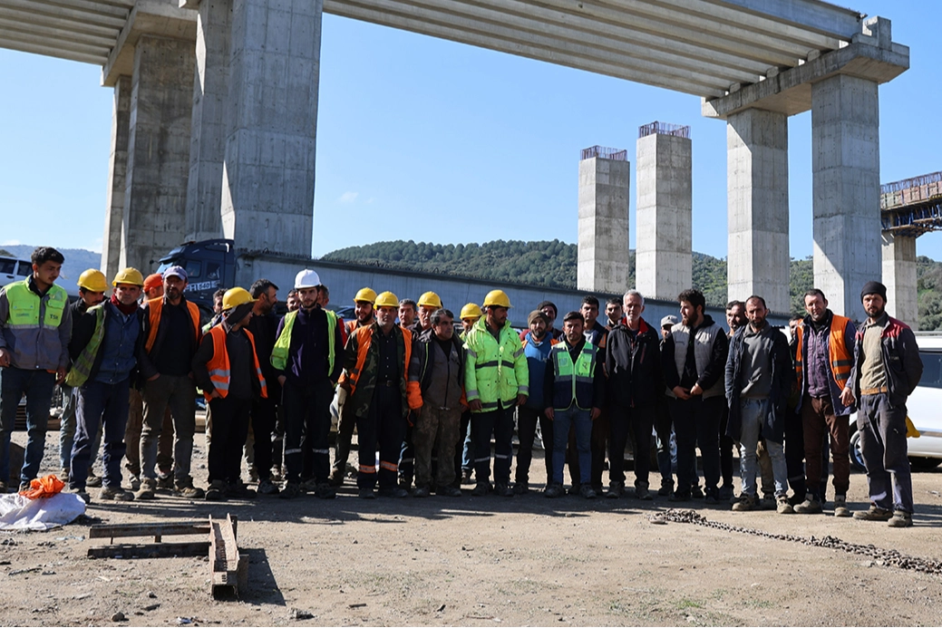 Aydın-Denizli Otoyolu inşaatında grev: Ücretlerini alamayan işçiler eylem başlattı haberinin görseli