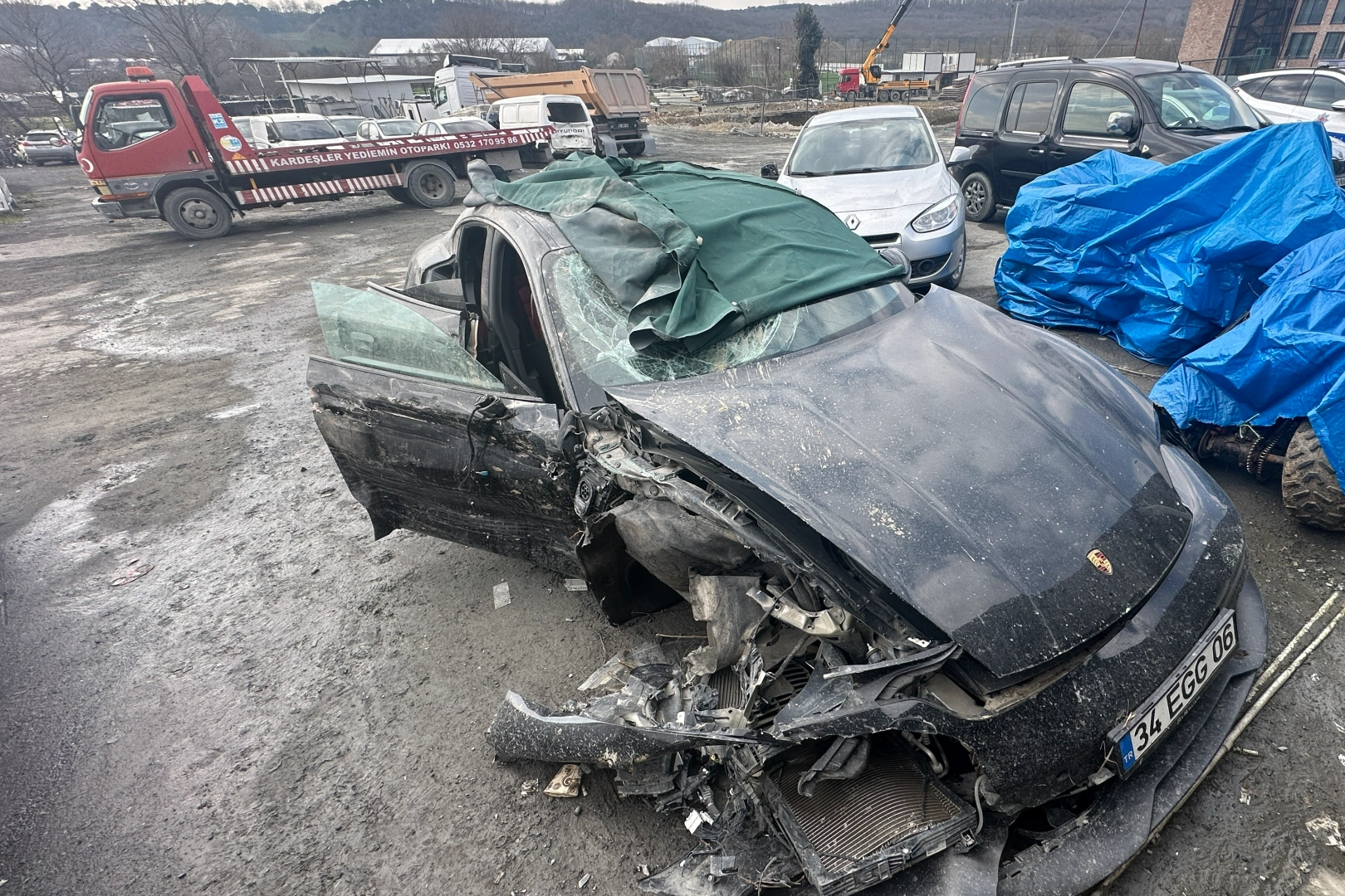 Porsche’un tekerliği kopmuş, ATV dağılmış: Araçların hali kazanın boyutunu gösterdi