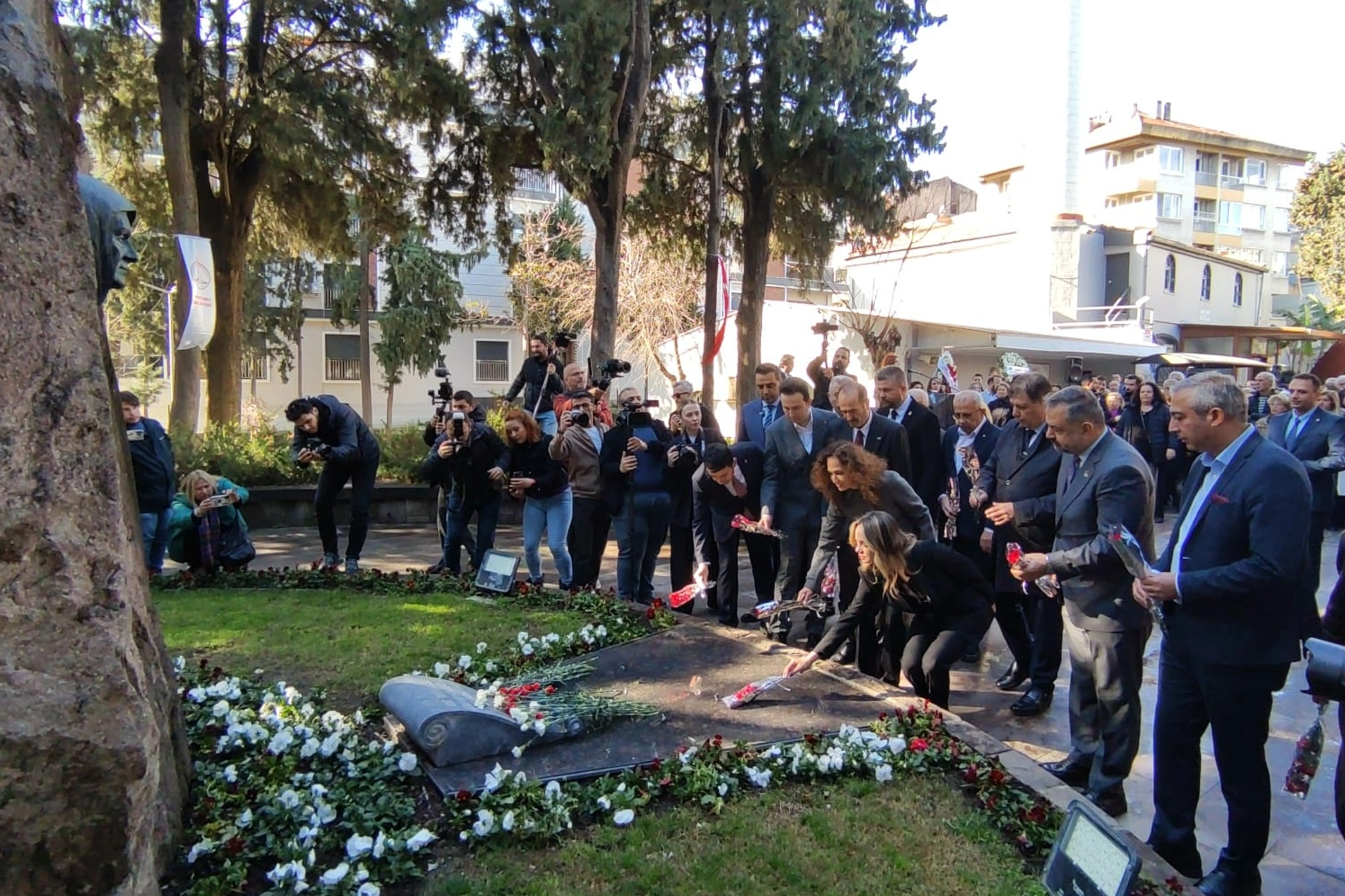 8 Mart’ta siyasette özlenen tablo: ‘Hilafete’ karşı bayrak açıldı