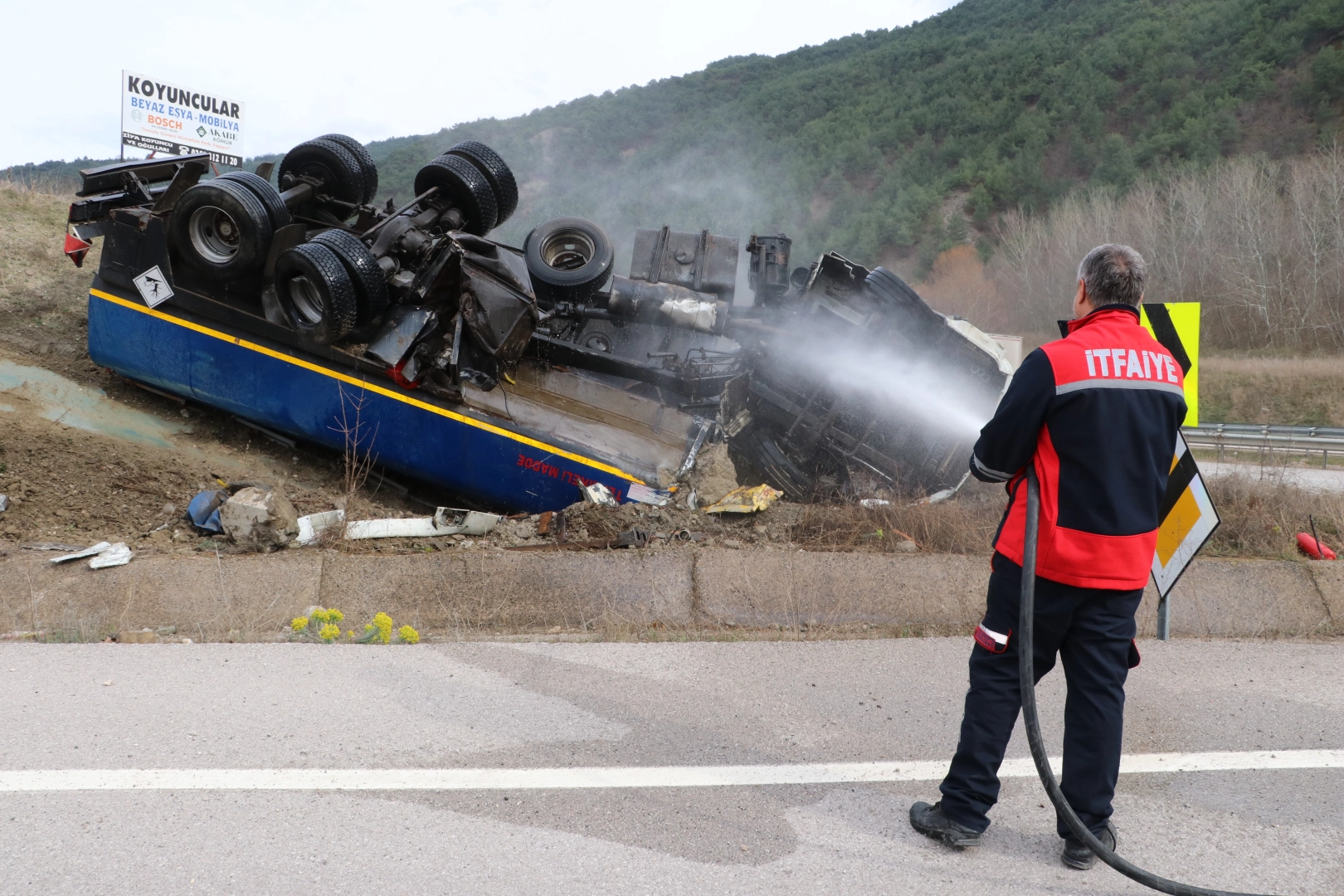 Amasya’da korkutan kaza: Akaryakıt tankeri devrildi haberinin görseli