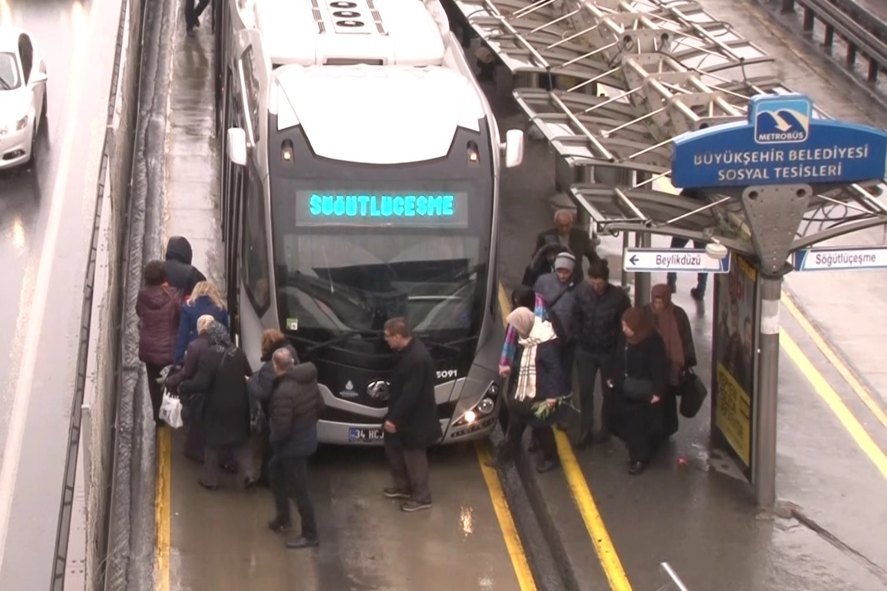 İstanbul'da kaza: İki metrobüs çarpıştı