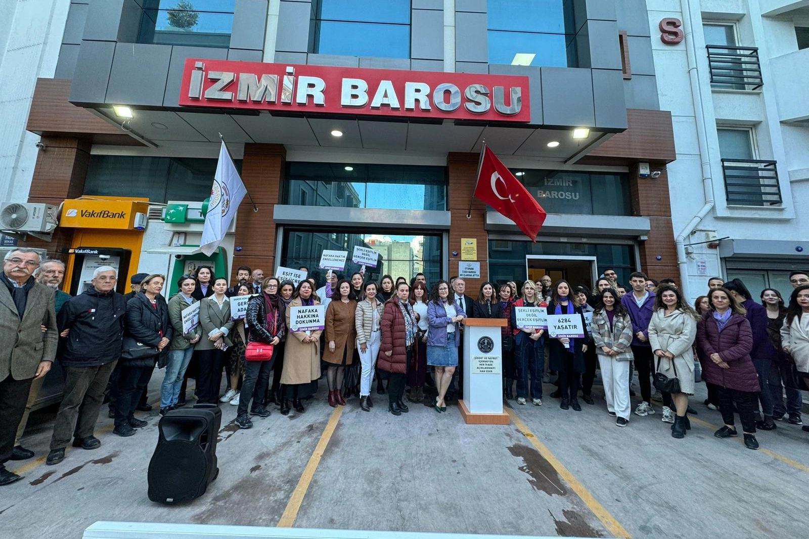 İzmir Barosu’ndan 8 Mart Dünya Kadınlar Günü'nde güçlü çıkış