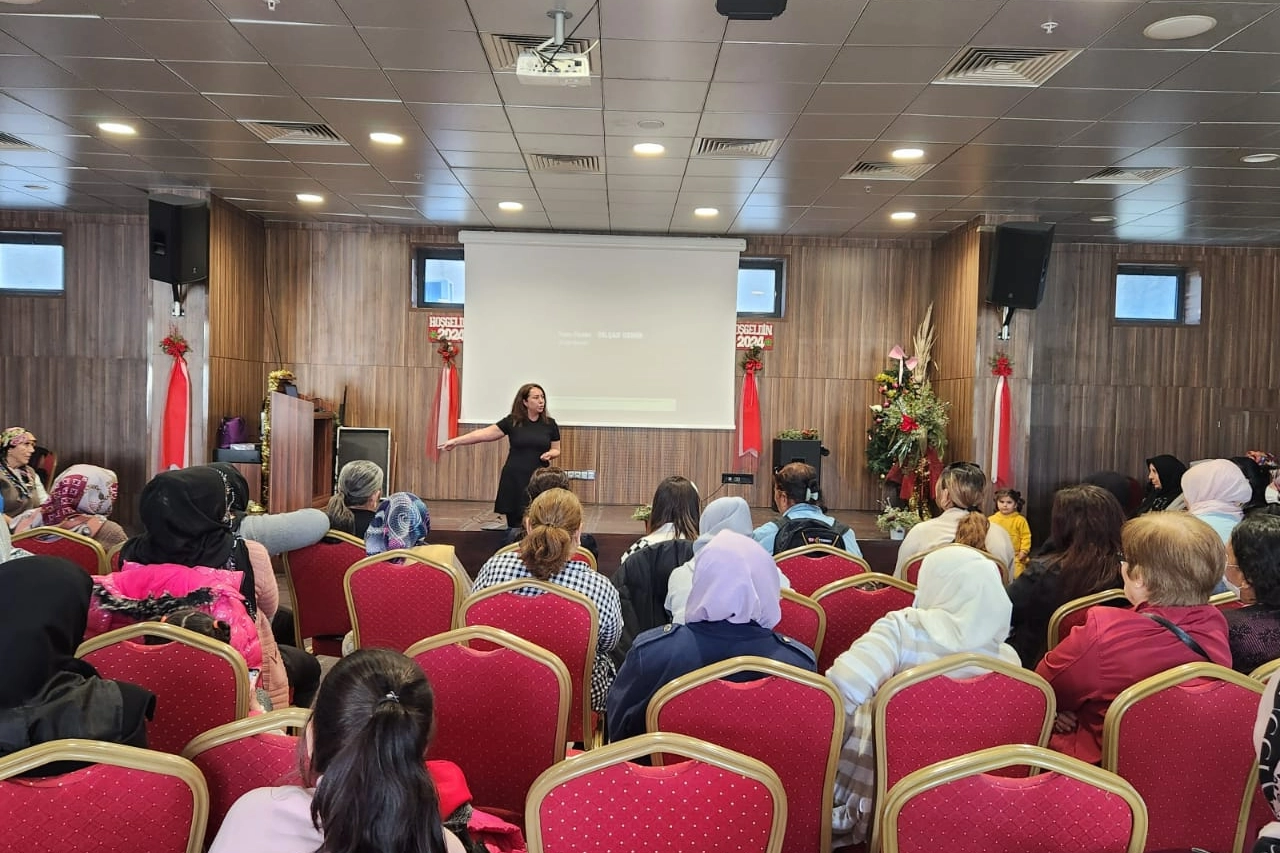 İzmir'de kadınlar hem eğlendi hem bilgilendi