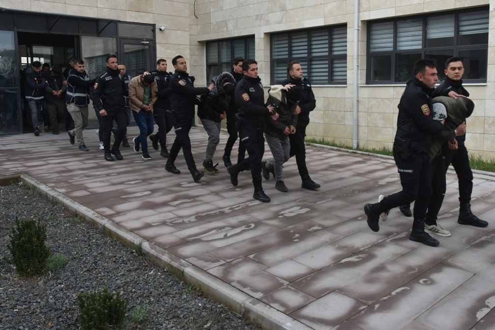 Sosyal medya dolandırıcıları adliyeye sevk edildi haberinin görseli