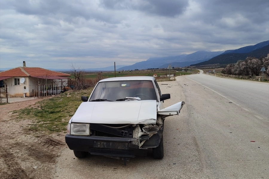 Afyon’da feci kaza: İki otomobil çarpıştı