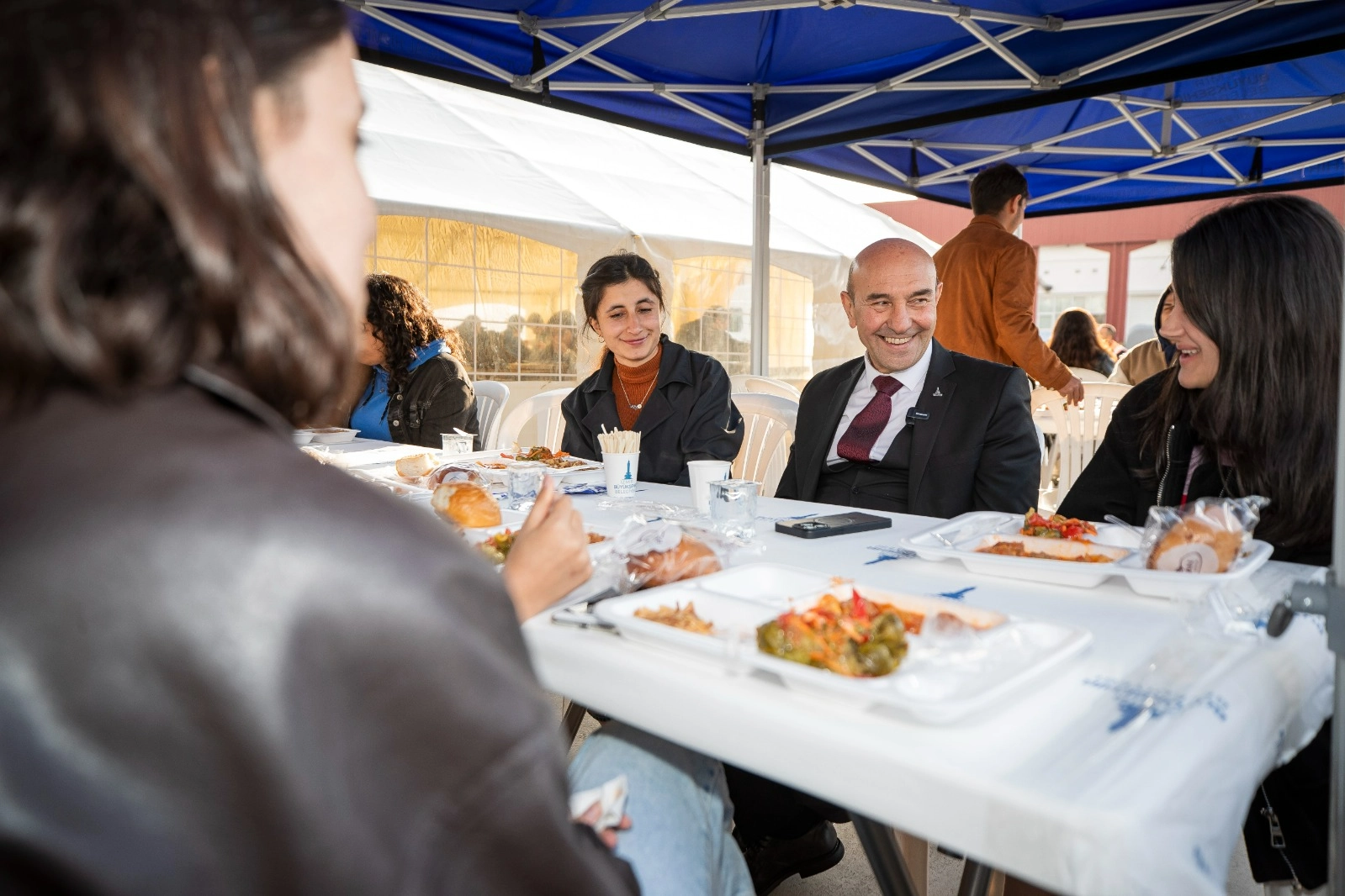 Başkan Soyer  öğrenci sofrasına konuk oldu