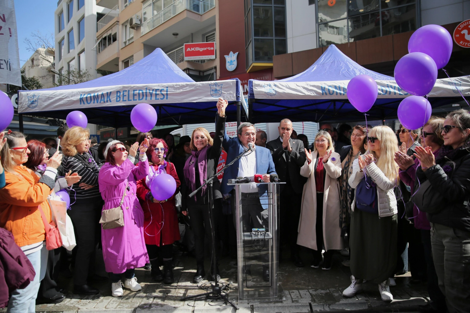 CHP'li Mutlu kadınlarla alana indi: Belediyeyi yönetirim bulaşığa karışmam!