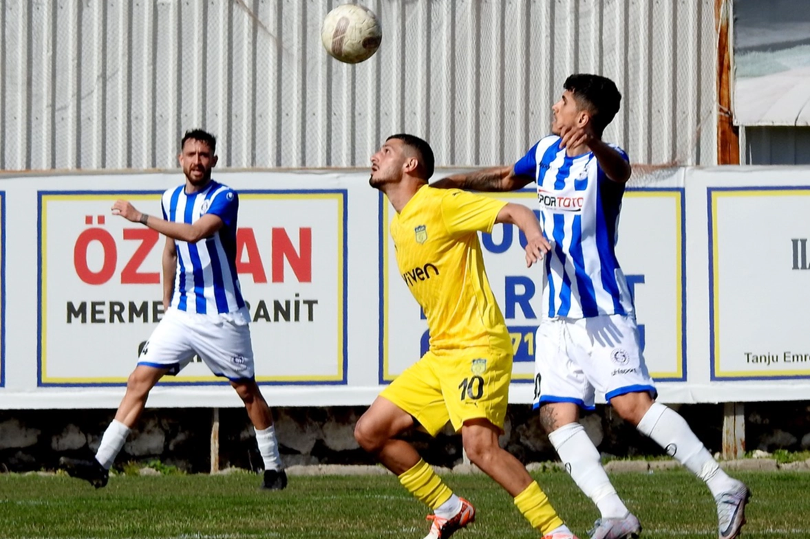 Alaçatıspor ligdeki yerini korudu: Alaçatıspor -İzmirspor: 2-0