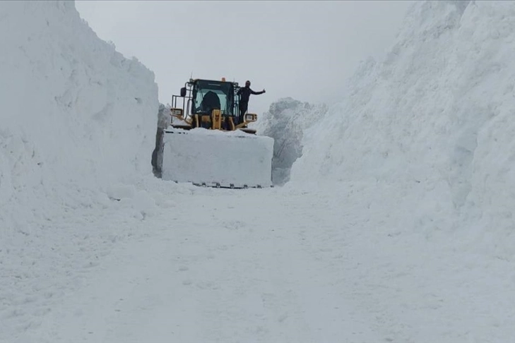 Van'da çığ felaketinin kapattığı yolu ekipler açtı