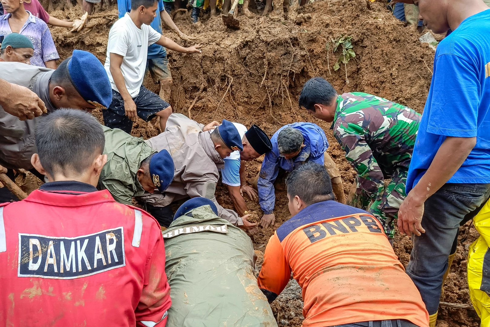 Endonezya’daki sel ve toprak kaymasında can kaybı yükseldi