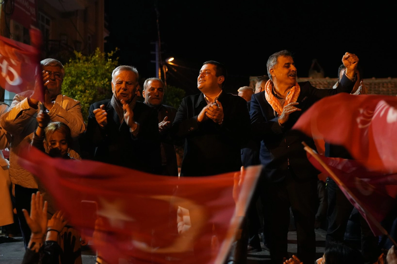 CHP'li Övünç Demir'frn miting gibi açılış