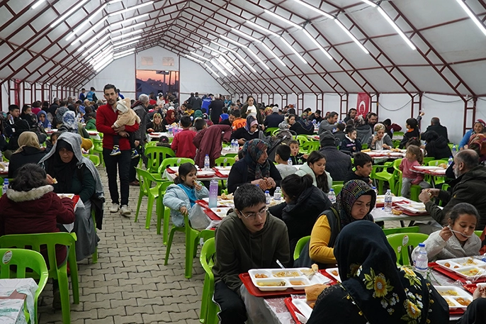 Deprem illerinde ilk iftar yapıldı