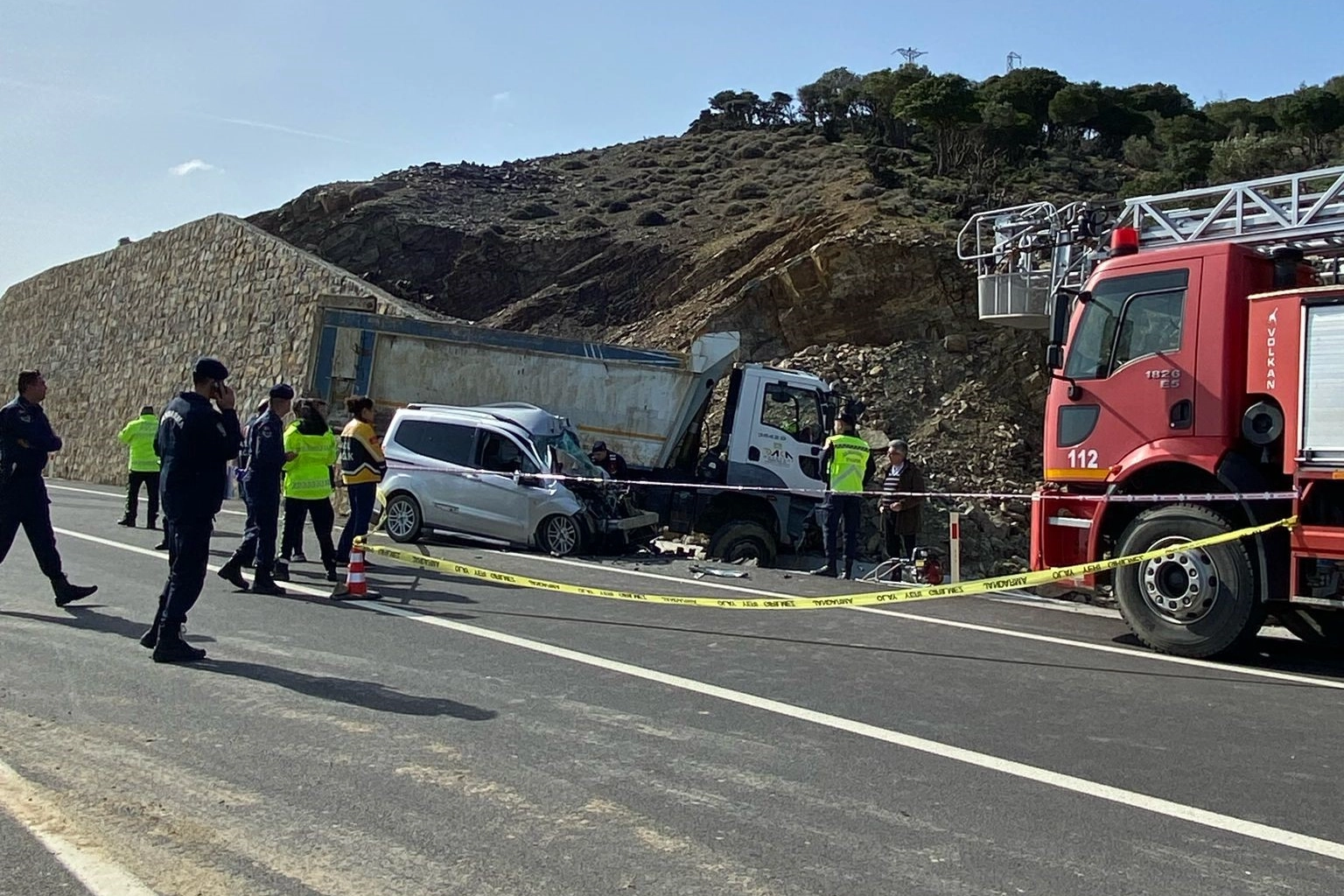 Gökçeada'da kaza: Kamyon ile ticari araç çarpıştı