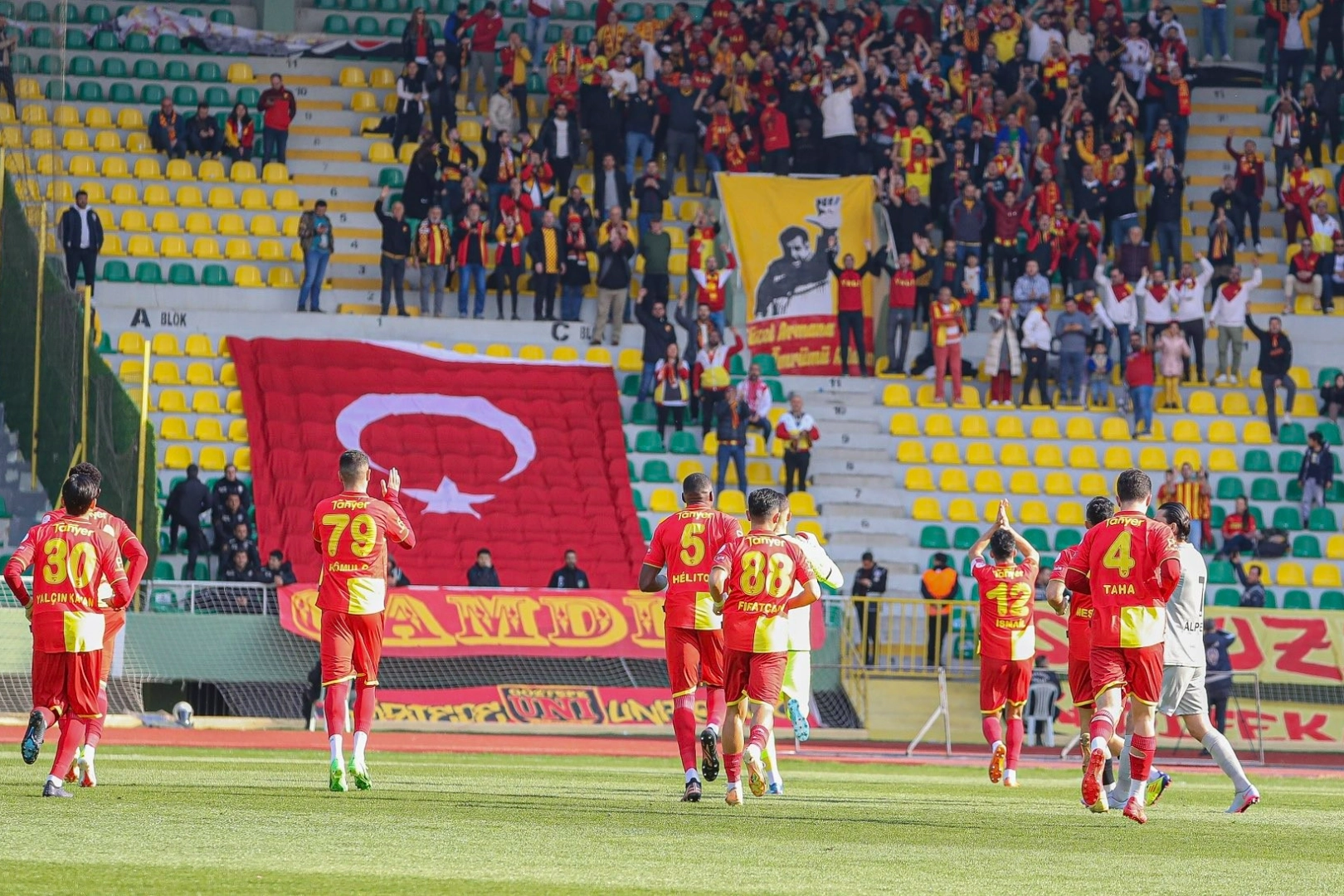 Göztepe, puan farkını 10'a çıkardı