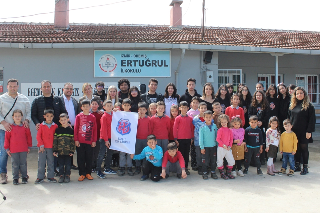 İzmir Kız Lisesi iyilik gönüllüleri Ödemiş'teki Ertuğrul İlkokulu'nu ziyaret etti