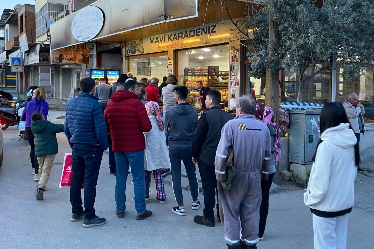 Ramazan'ın ilk gününde pide kuyrukları