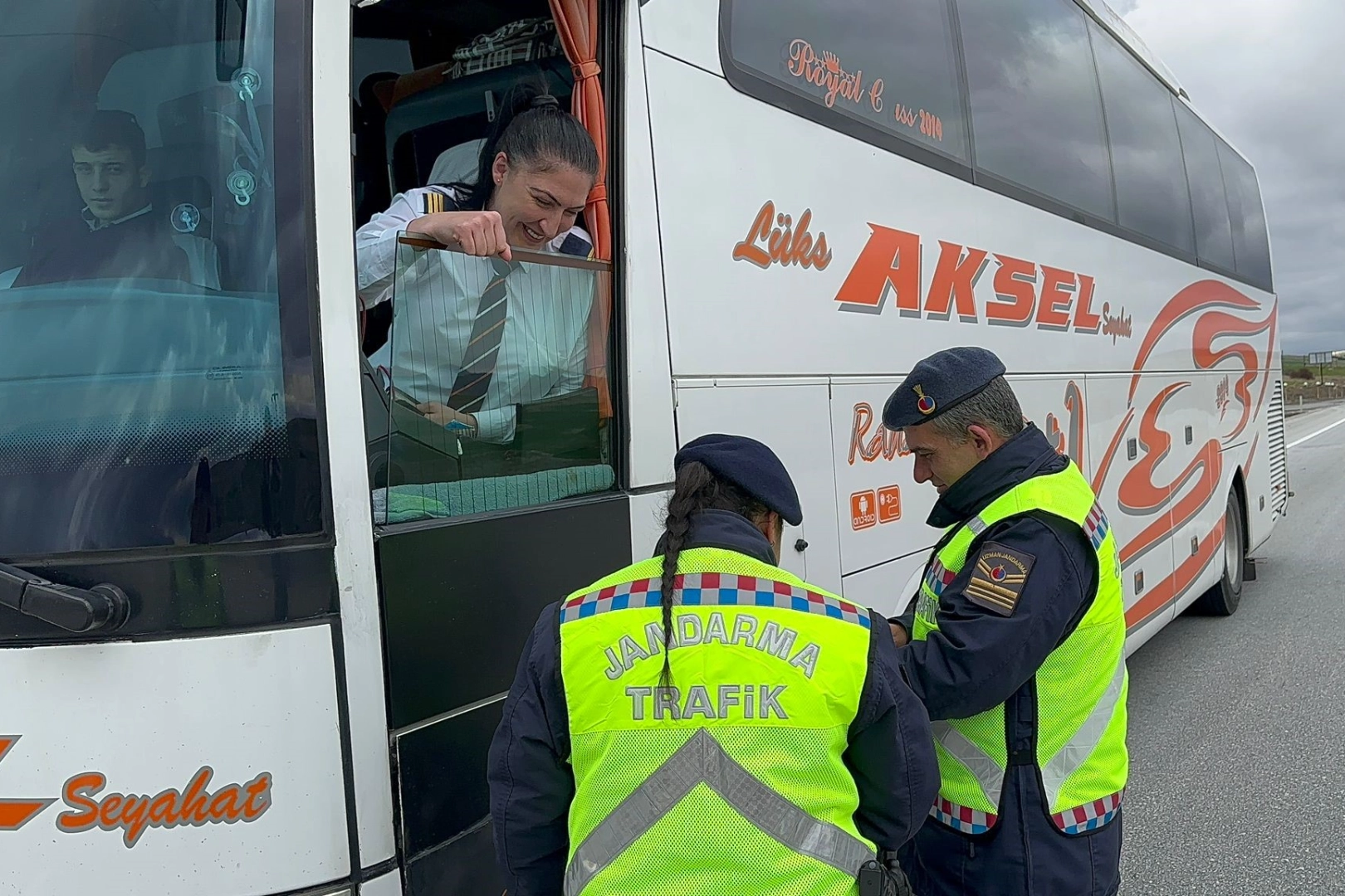 Afyonkarahisar'da yol kontrolünde ilginç anlar