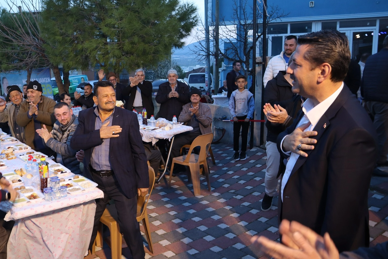 AK Partili Galip Atar, ilk iftarını vatandaşlarla yaptı