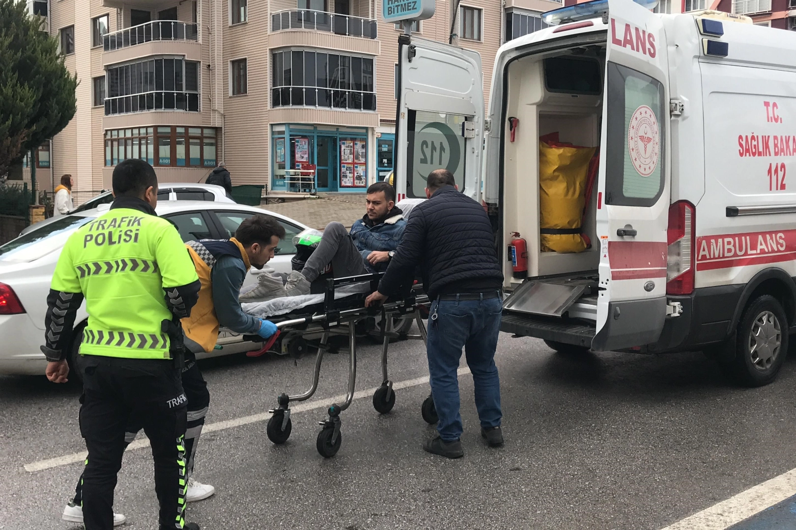 Edirne’de feci kaza: Otomobile çarpan motosikletli yaralandı