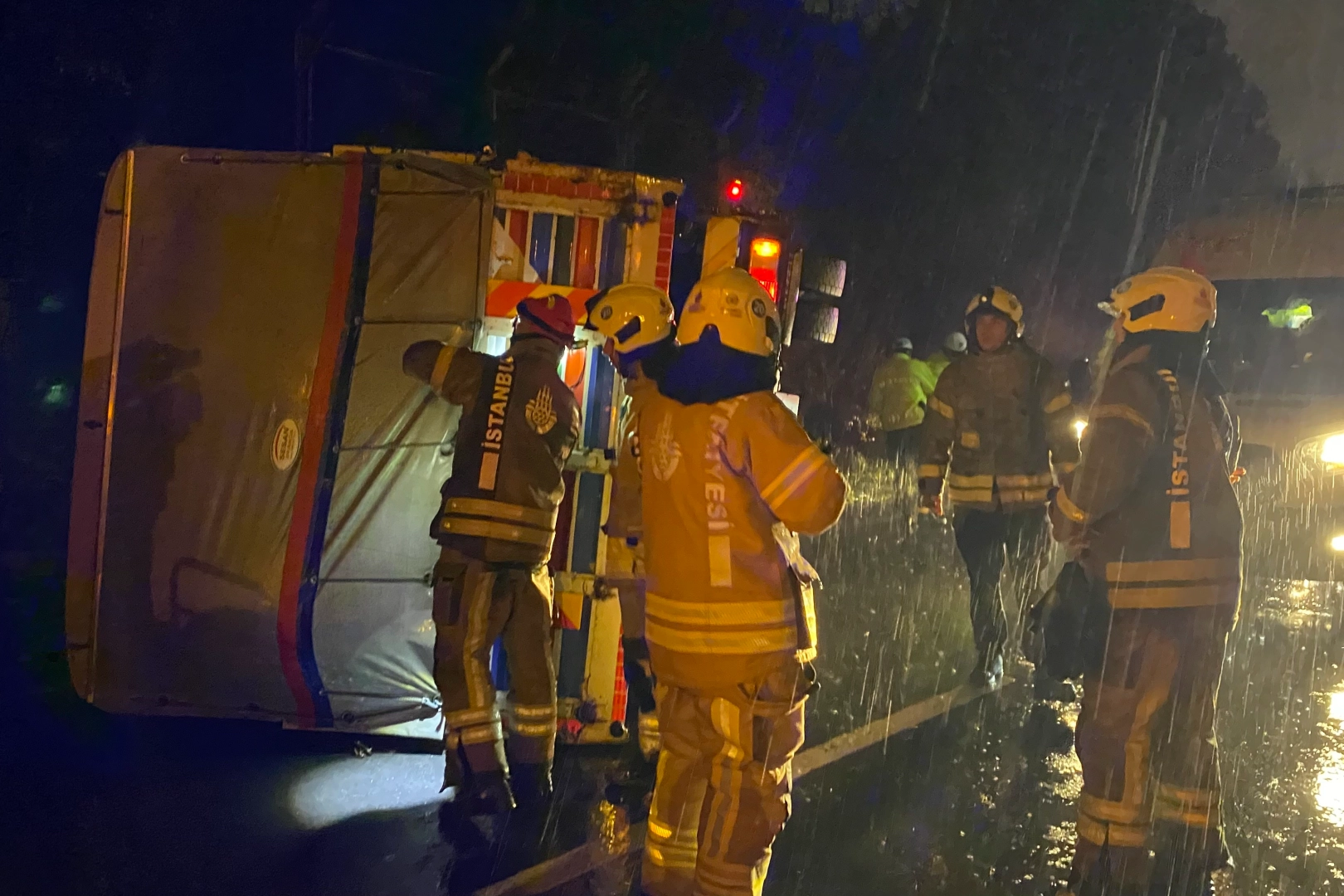 İstanbul'da kaza! Tekstil malzemesi taşıyan kamyon devrildi: 1 yaralı