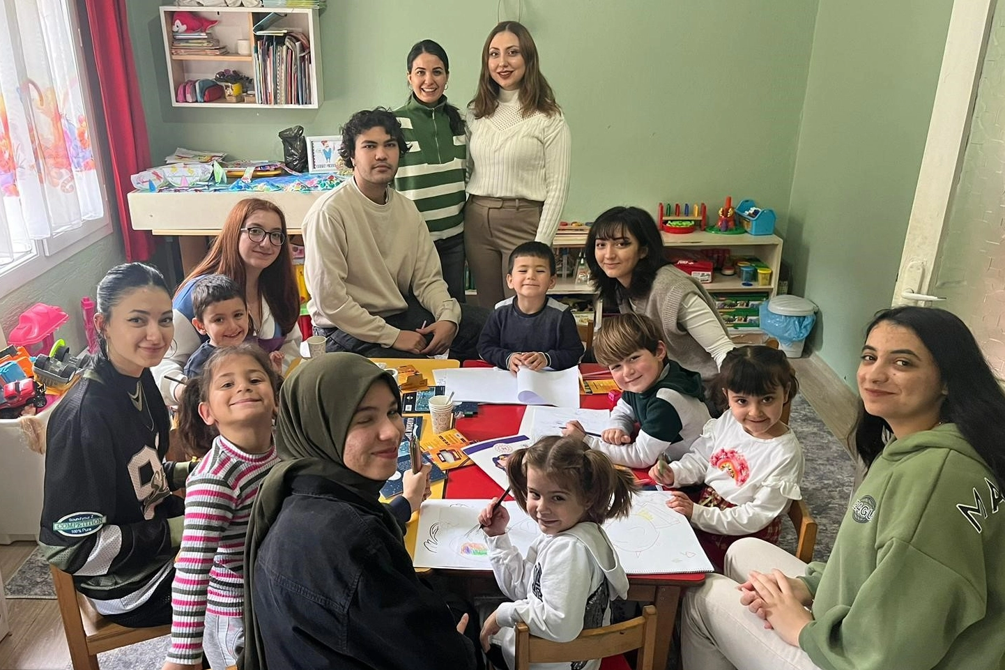 Egeli gençler sanatı köylere taşıyor haberinin görseli