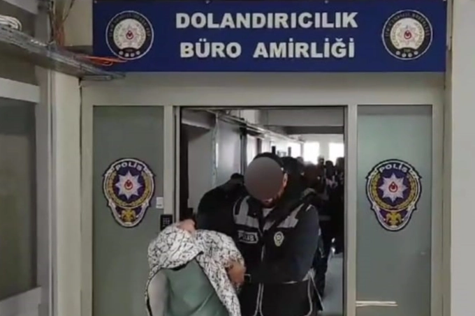 İzmir haber: Mesajlarınızı yakaladık deyip 4 milyonluk vurgun yaptılar haberinin görseli
