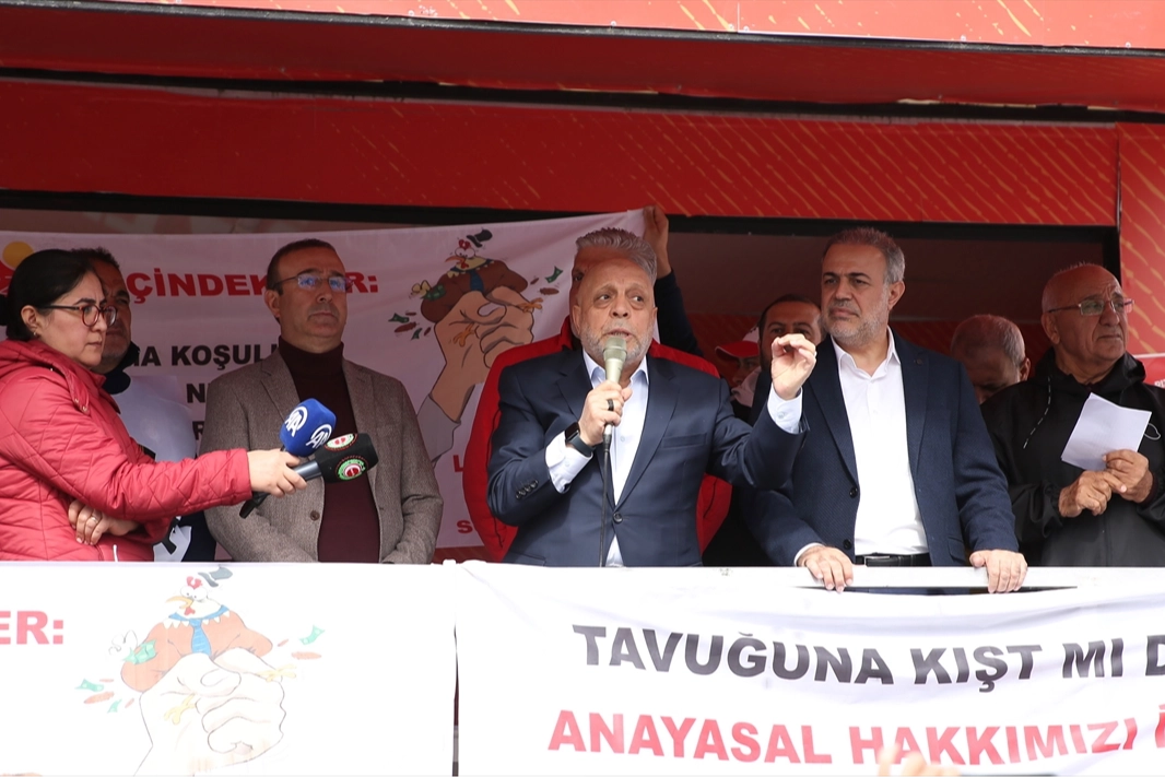 Mahmut Arslan'dan İzmir'de grev yapan işçilere destek haberinin görseli