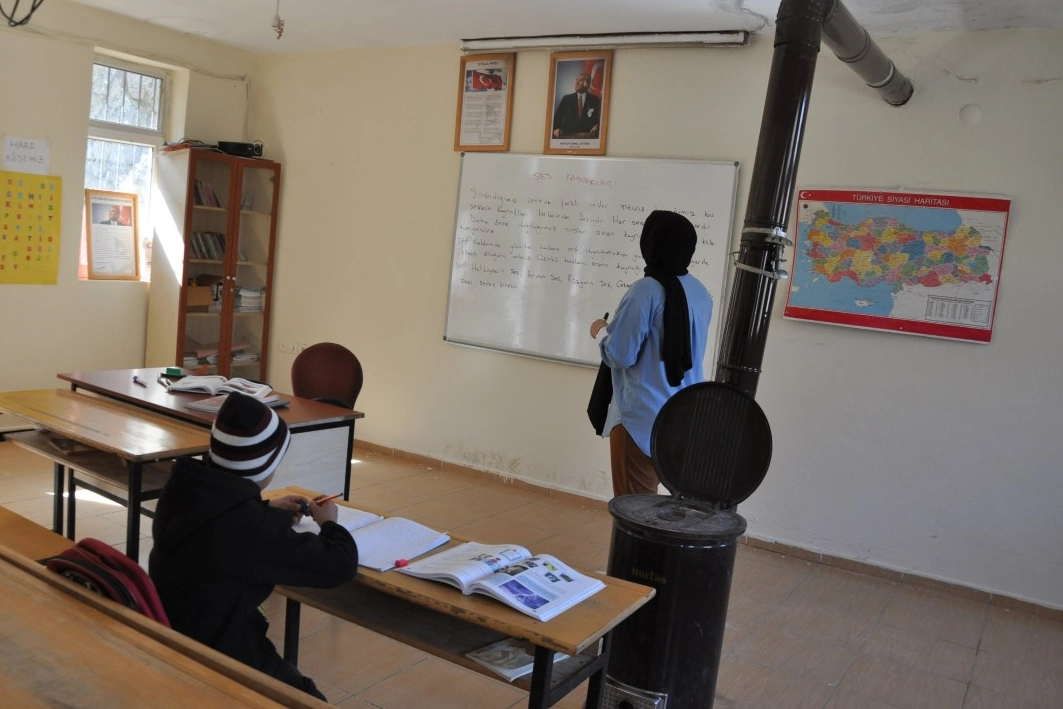 Duyan inanamıyor: Bu okulun sadece 1 öğrencisi ve 1 öğretmeni var haberinin görseli