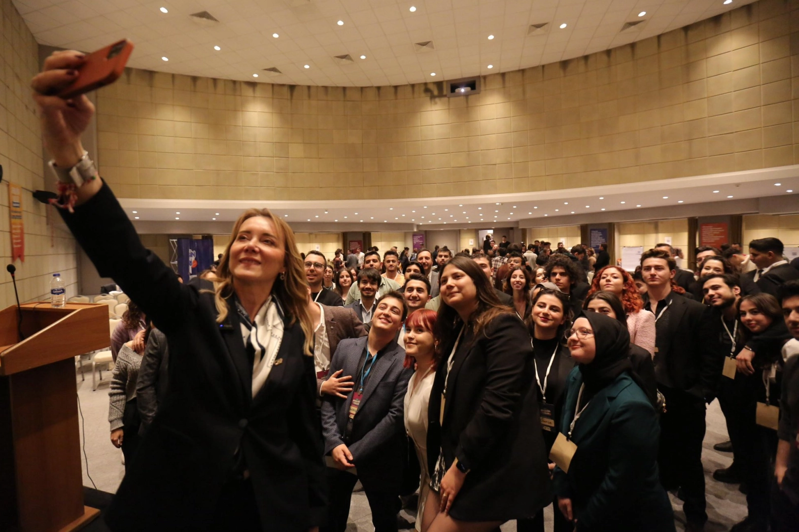 Konak'a yeşil dokunuş: Nilüfer Çınarlı Mutlu Konak için imza attı