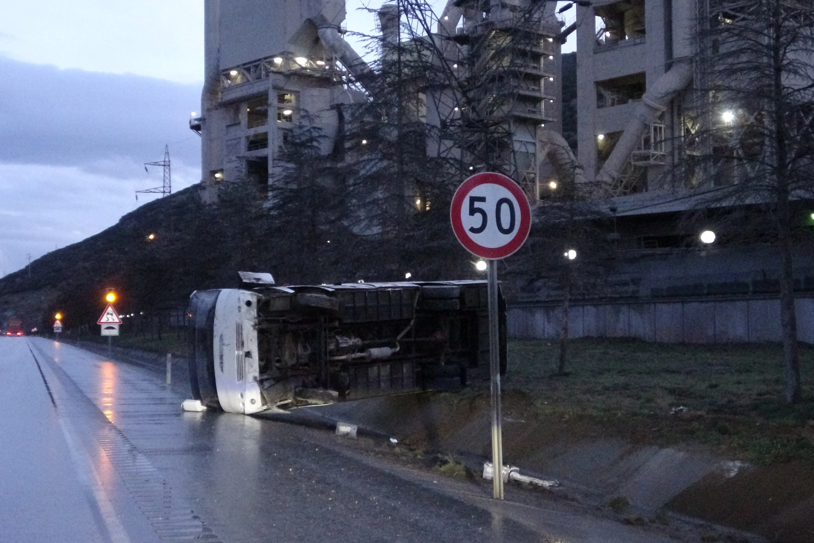 Isparta'da işçi minibüsü devrildi: Yaralılar var