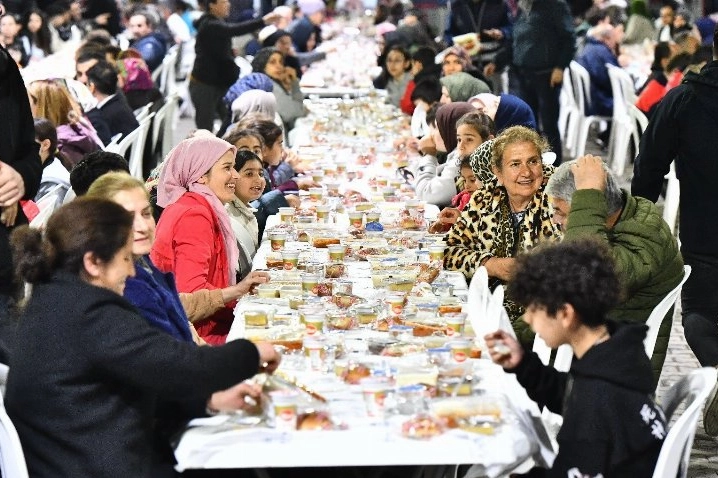 İzmir'de Ramazan şenliği: Büyükşehir'de toplu iftar yemekleri başladı