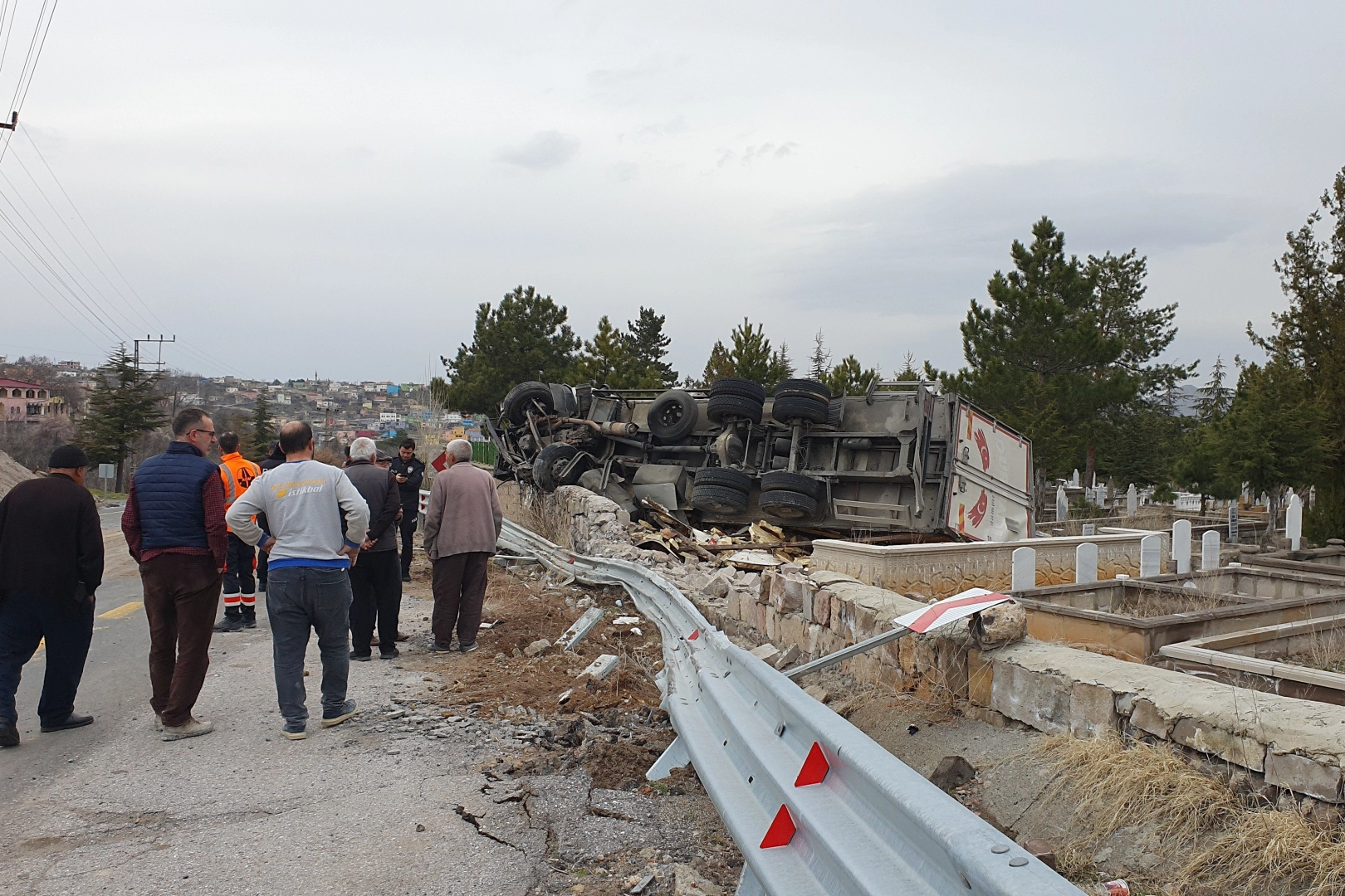 Kayseri'de tır mezarlığa devrildi: Sürücü yaralı