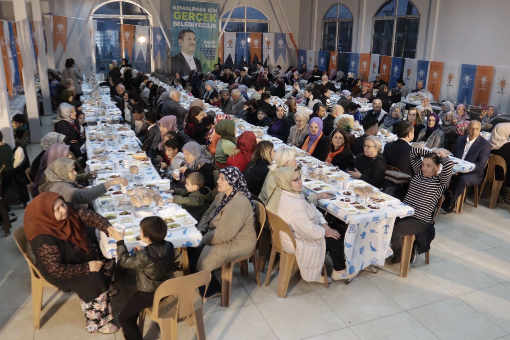 Kemalpaşa'da gönül sofrası kuruldu: Galip Atar vatandaşlarla buluştu