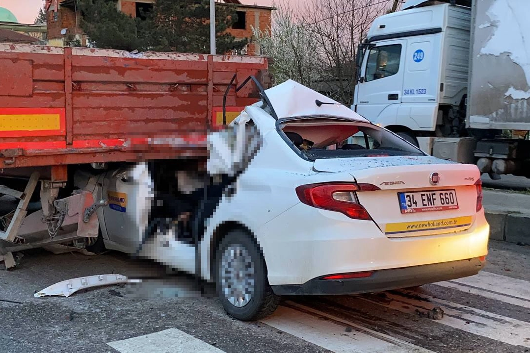 Sakarya'da otomobil tırla çarpıştı: Otomobil sürücüsü kurtarılamadı